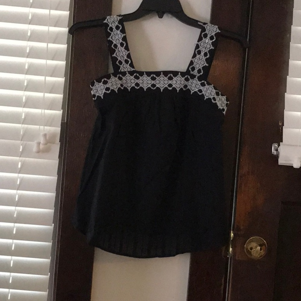 Black universal threads tank top